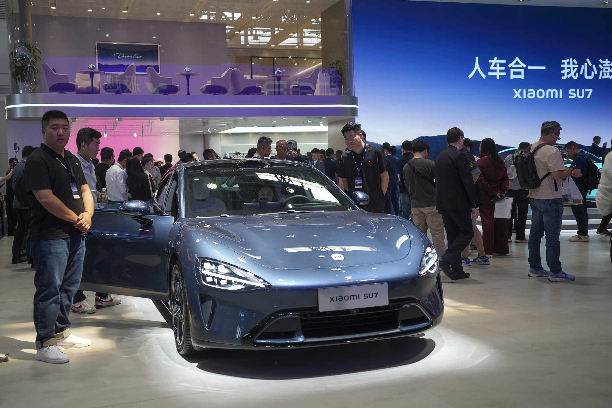 Show attendees inspecting the newly introduced Xiaomi SU7 sedan at Auto China 2024, Beijing, China, April 26, 2024. /CFP