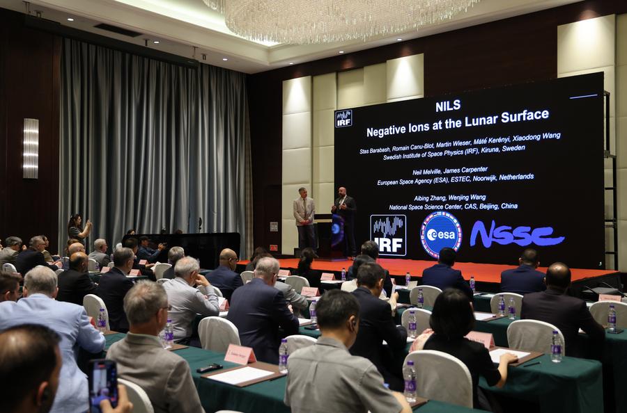 A guest from the European Space Agency speaks at a workshop focusing on the international payloads carried by Chang'e-6 in Haikou City, south China's Hainan Province, May 3, 2024. /Xinhua