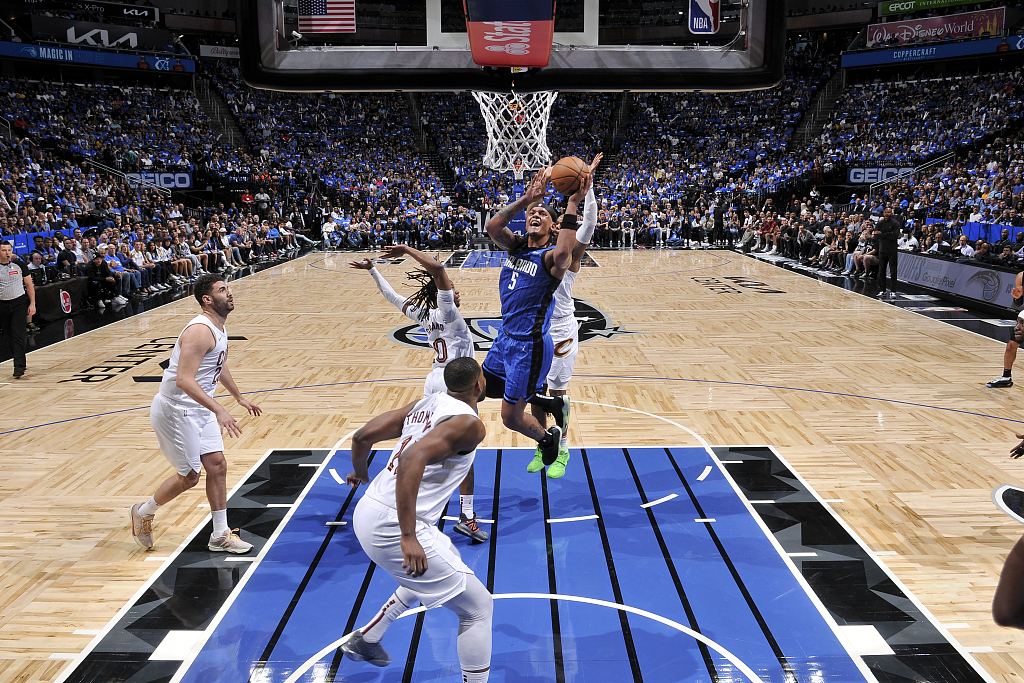 Paolo Banchero (#5) of the Orlando Magic drives toward the rim in Game 6 of the NBA Eastern Conference first-round playoffs against the Cleveland Cavaliers at Amway Center in Orlando, Florida, May 3, 2024. /CFP