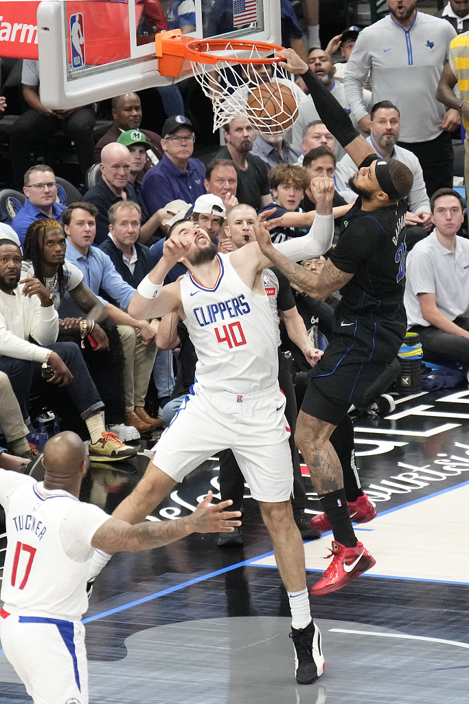 Daniel Gafford (R) of the Dallas Mavericks dunks in Game 6 of the NBA Western Conference first-round playoffs against the Los Angeles Clippers at the American Airlines Center in Dallas, Texas, May 3, 2024. /CFP