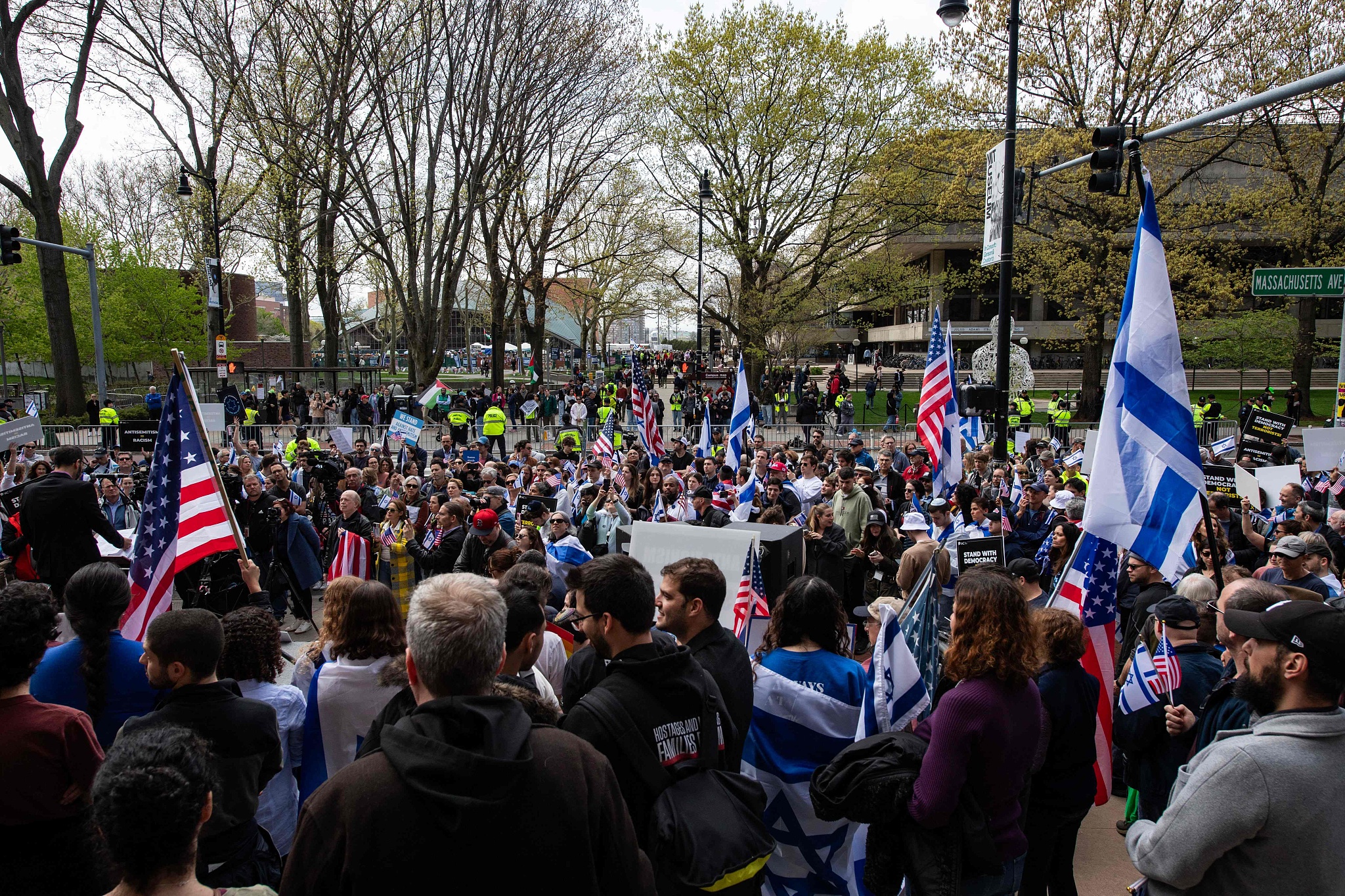 Pro-Israel supporters gather outside the Massachusetts Institute of Technology (MIT) in Cambridge, Massachusetts, May 3, 2024. /CFP