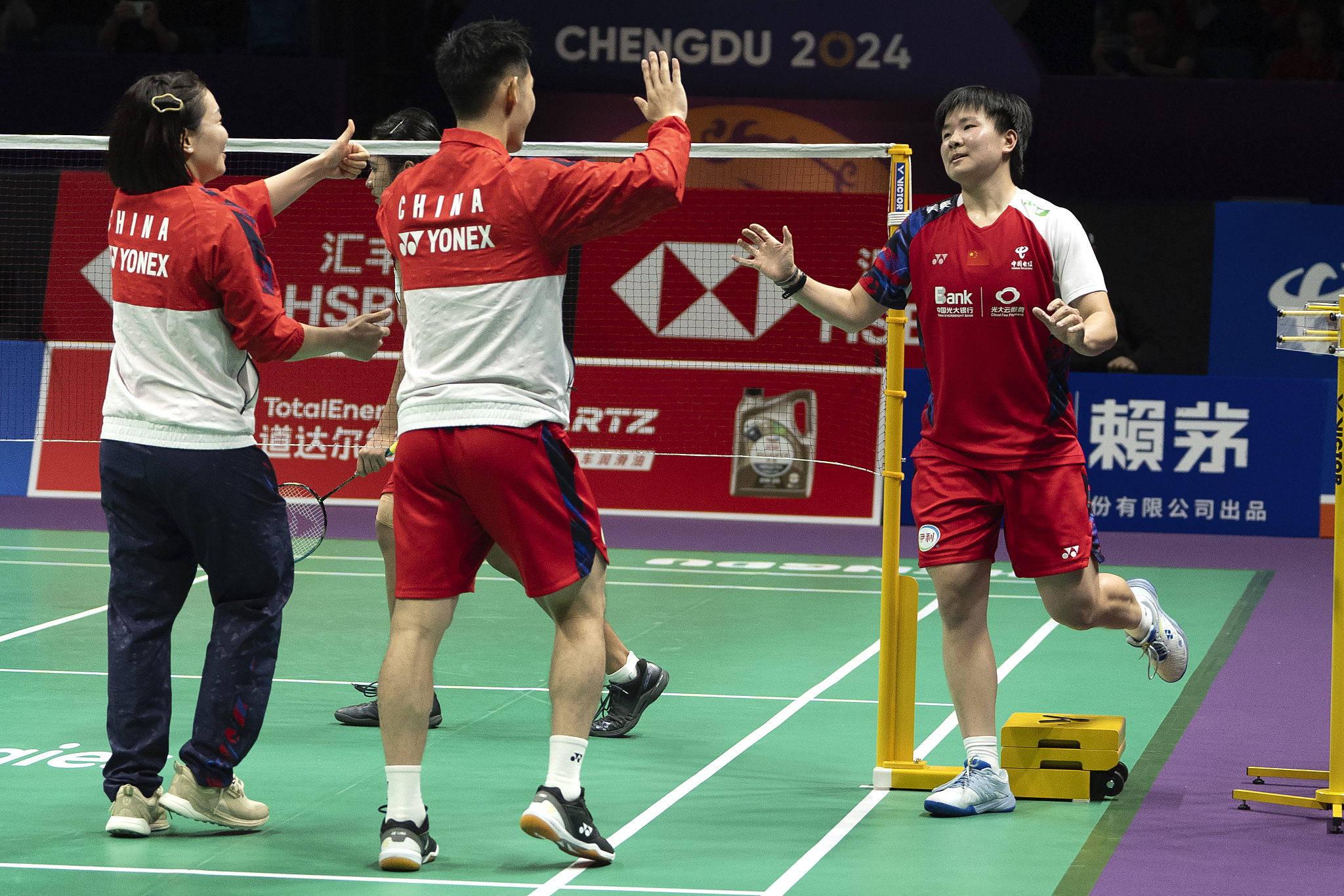 He Bingjiao (R) of China is congratulated by teammates after securing China's victory during the Uber Cup in Chengdu, China, May 5, 2024. /CFP