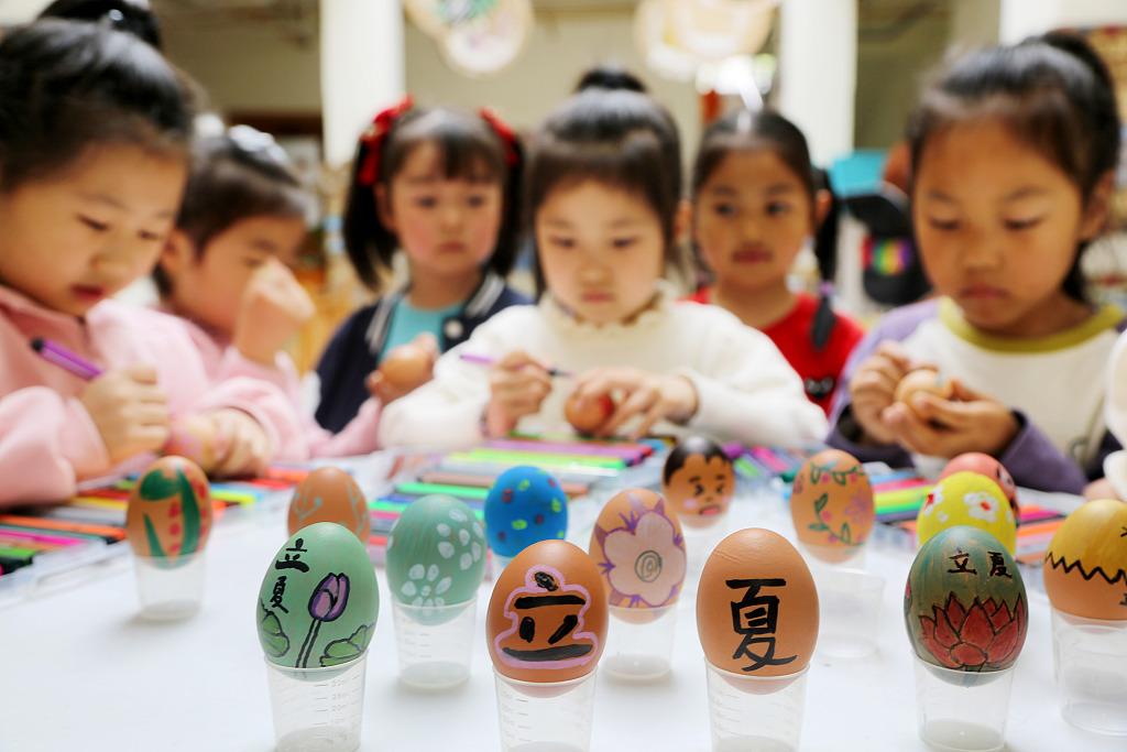 Students from a kindergarten in Lianyungang, Jiangsu Province paint eggs on April 30, 2024, ahead of the Start of Summer solar term. /CFP