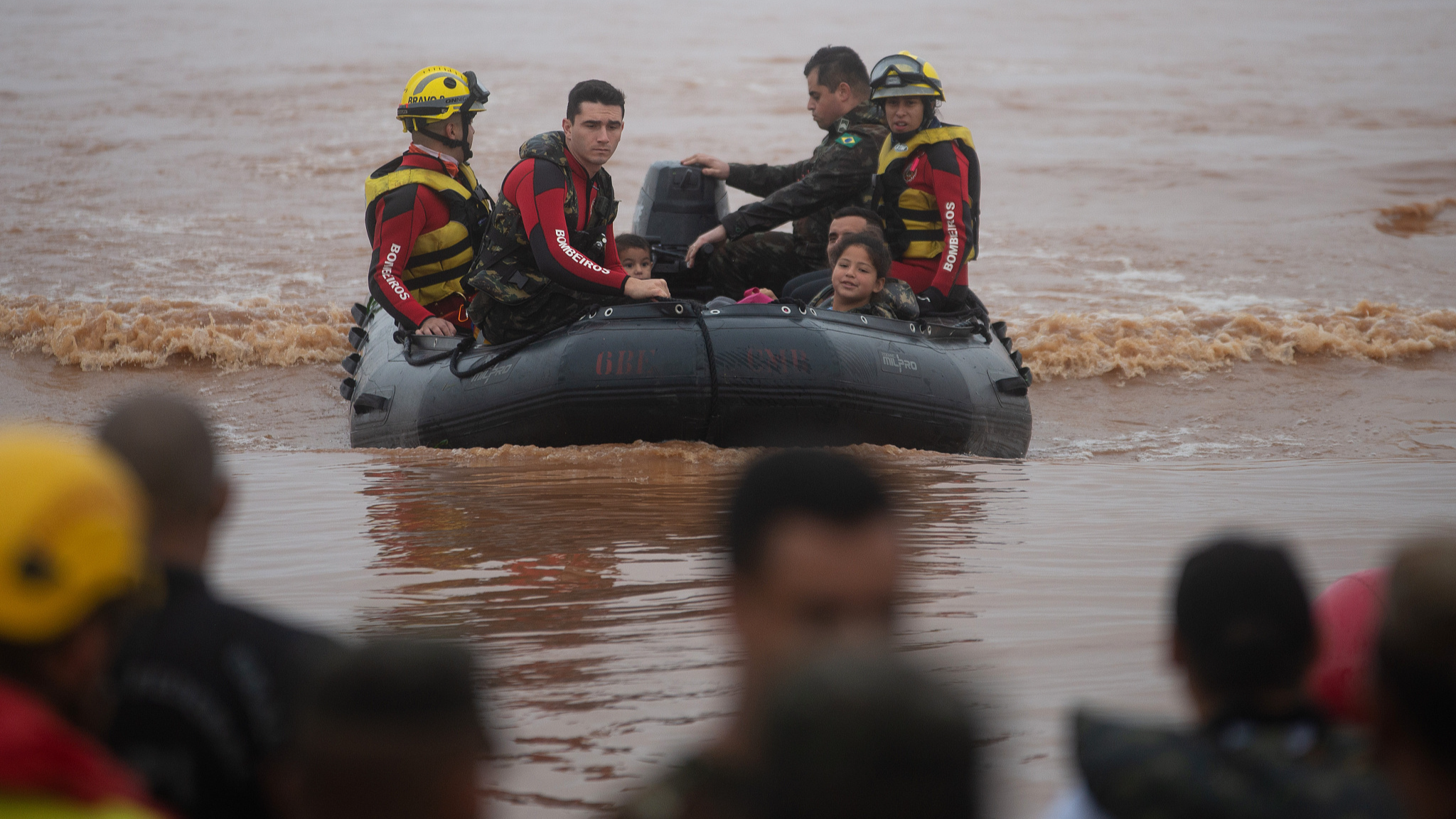 Military members help displaced people after the overflow of the Guaiba river in Porto Alegre, Brazil, May 4, 2024. /CFP