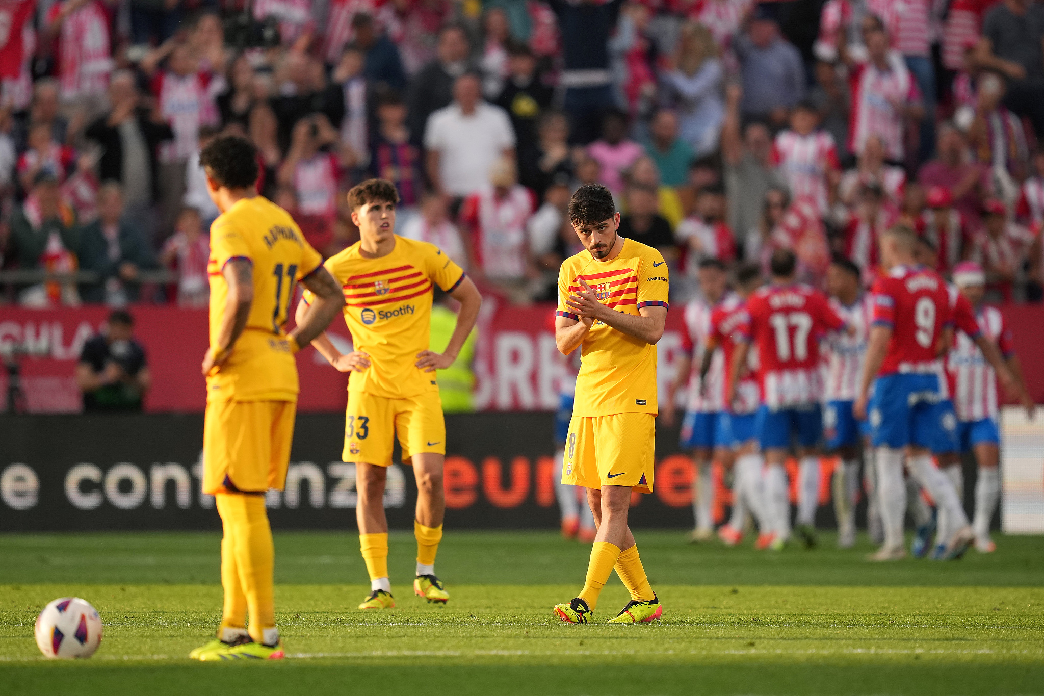 Barcelona players in frustration during their La Liga clash with Girona at Montilivi Stadium in Girona, Spain, May 4, 2024. /CFP