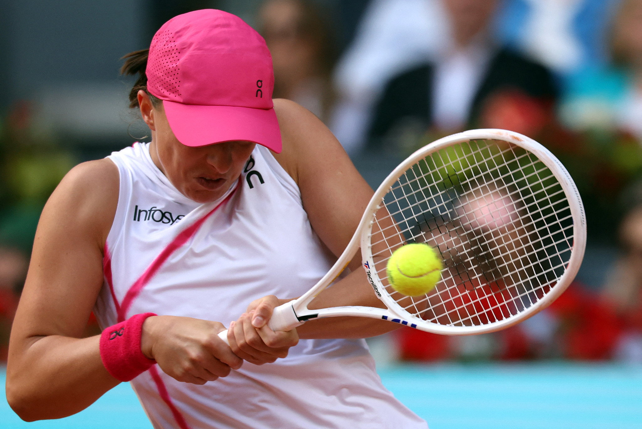 Poland's Iga Swiatek returns the ball during the women's final of the Madrid Open tennis tournament in Madrid, Spain, May 4, 2024. /CFP
