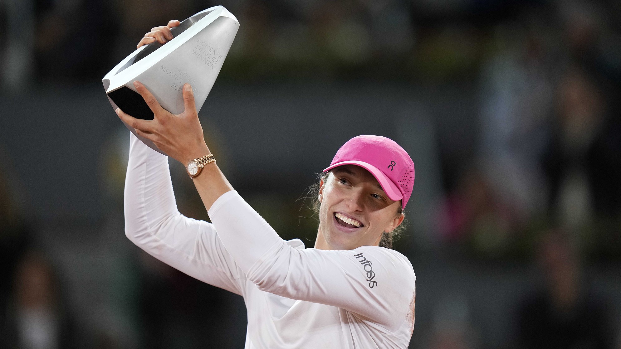 Poland's Iga Swiatek holds the trophy after winning the women's final of the Madrid Open tennis tournament in Madrid, Spain, May 4, 2024. /CFP