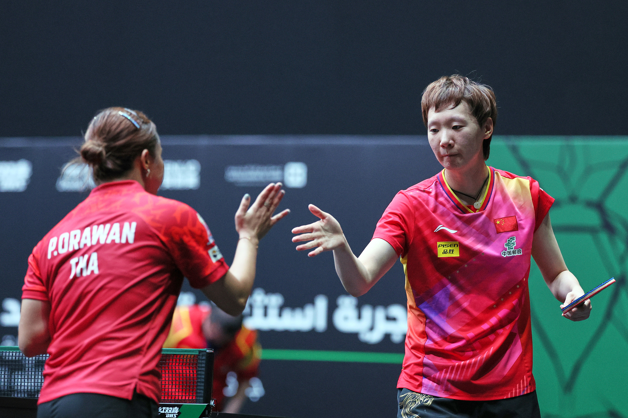 Wang Manyu (R) of China and Orawan Paranang of Thailand greet each other after their women's singles match during the WTT Saudi Smash in Jeddah, Saudi Arabia, May 4, 2024. /CFP