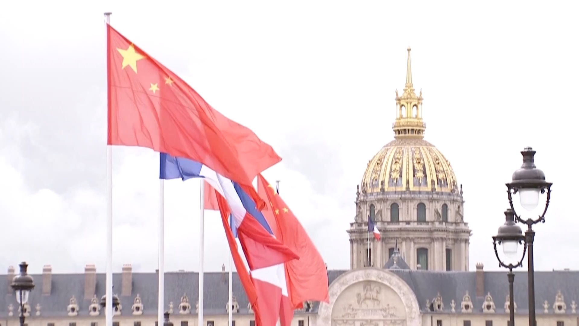 Chinese and French national flags flutter in the wind in Paris, France, May 5, 2024. /CMG