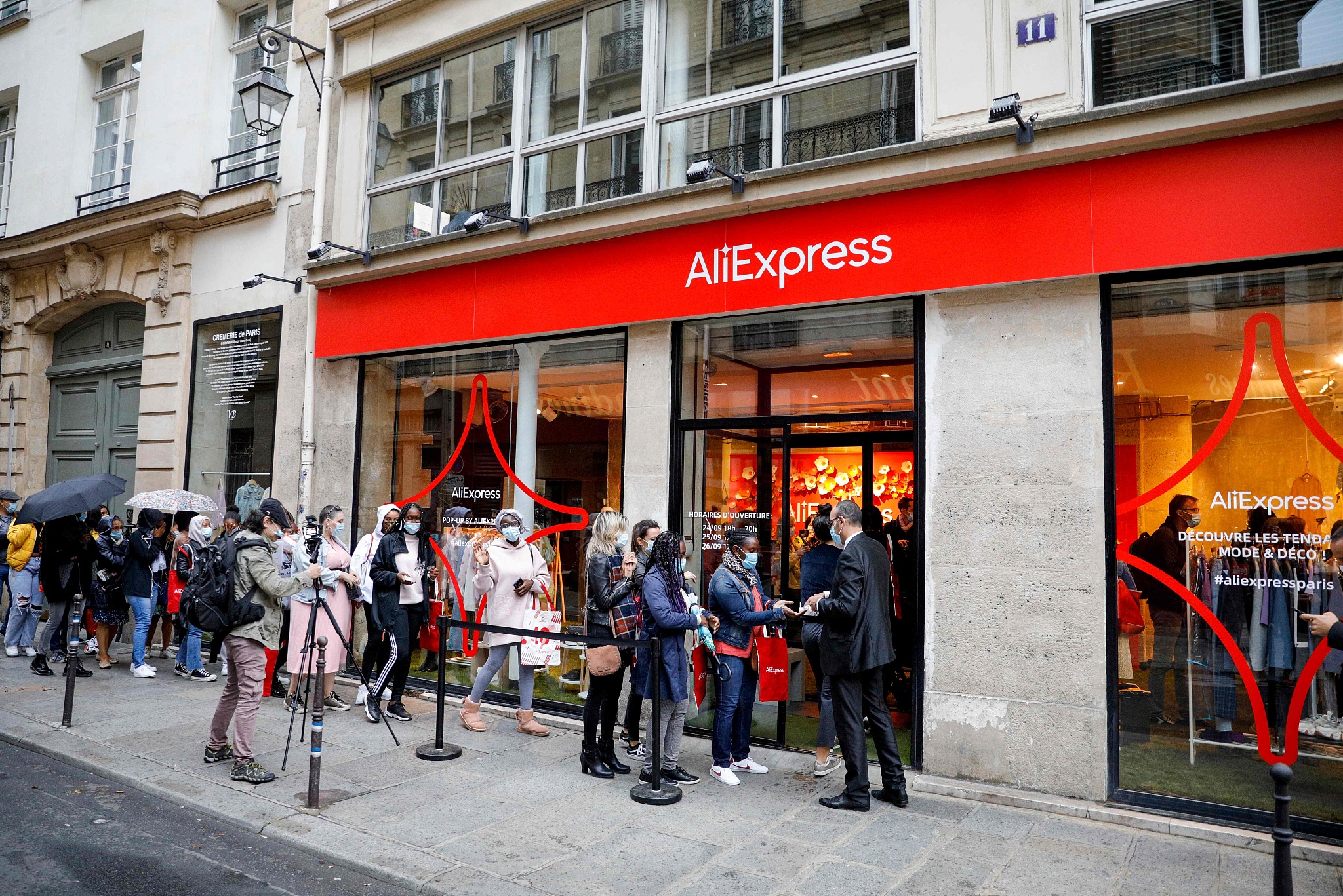 People waiting in line in front of an AliExpress pop-up store in Paris, France, September 24, 2020. /CFP