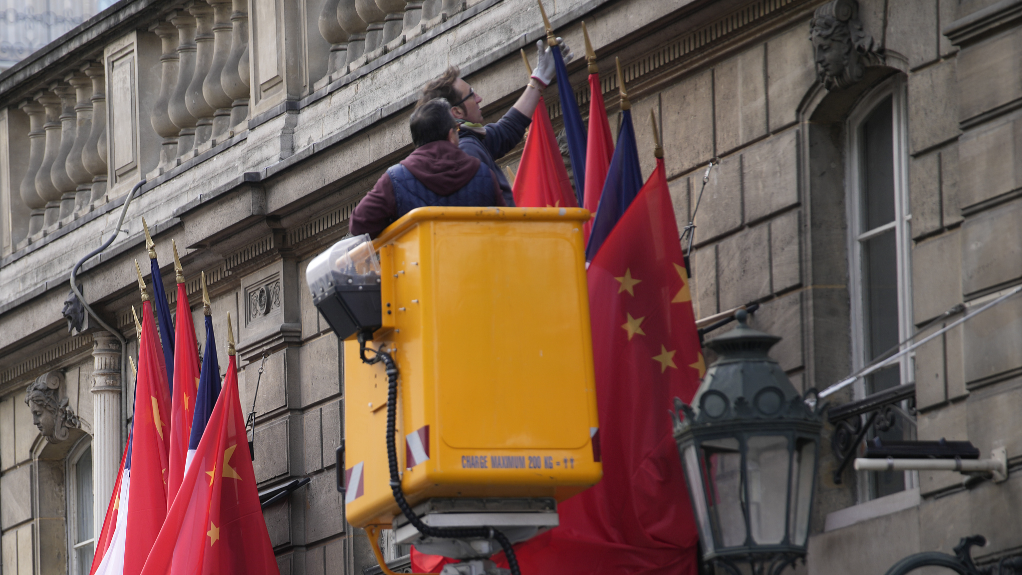 Workers installing French and Chinese flags on the facade of the Elysee Palace, Paris, France, May 6, 2024. /CFP