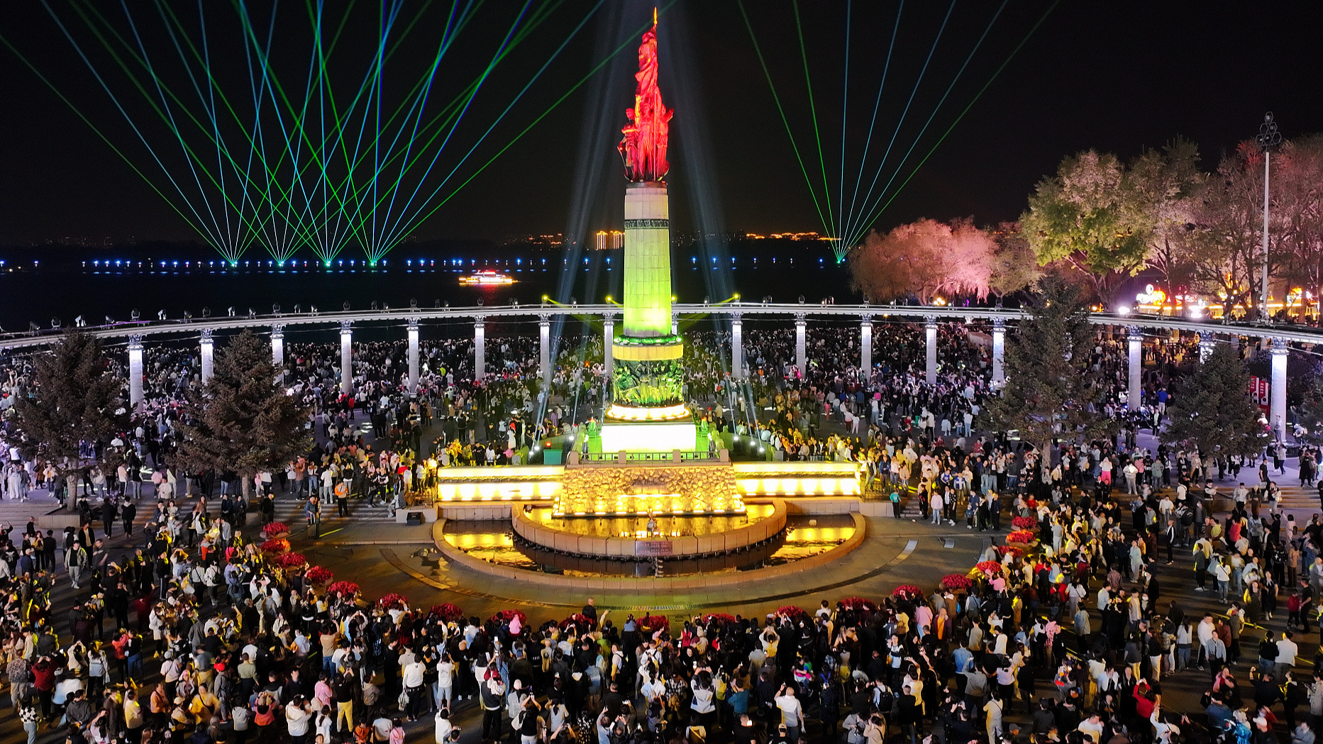 Crowd gathered to watch light show at Songhua River in Harbin City, Heilongjiang Province, May 1, 2024./ CFP
