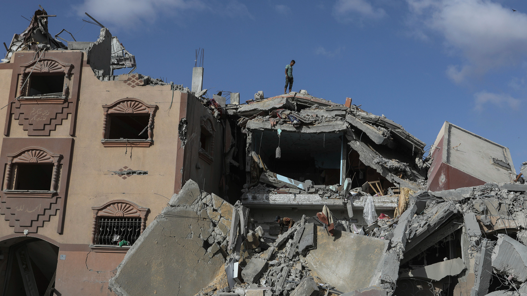 Palestinians inspect damaged houses after Israeli bombardments east of the city of Rafah, in the southern Gaza Strip, May 5, 2024. /CFP
