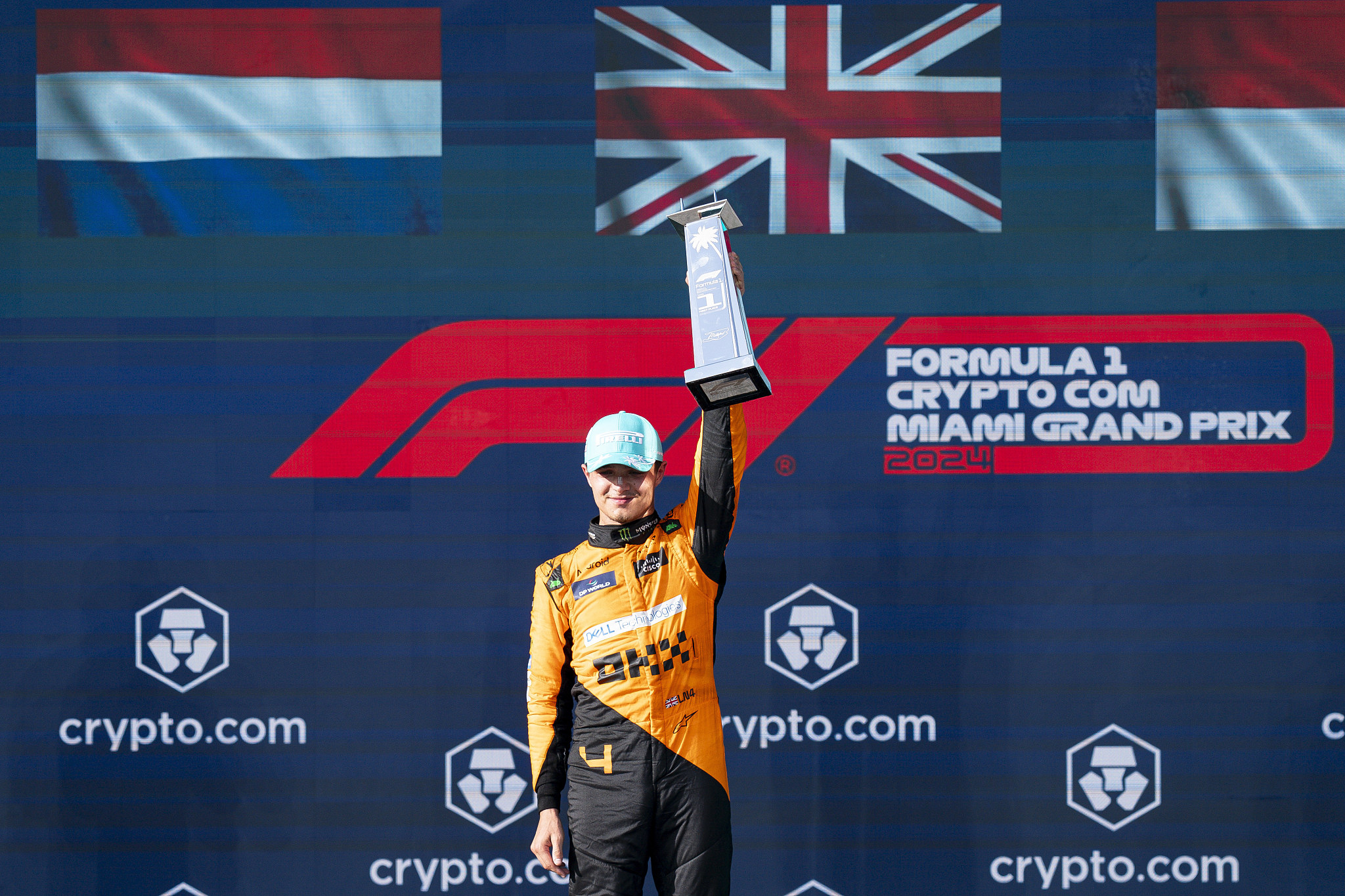 Lando Norris of McLaren hoists the trophy after winning the F1 Miami Grand Prix in Miami, U.S., May 5, 2024. /CFP