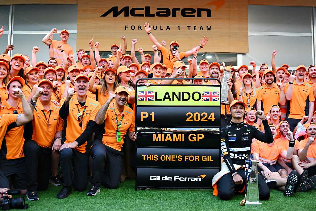 Lando Norris celebrates with his McLaren Team after winning the F1 Miami Grand Prix in Miami, U.S., May 5, 2024. /CFP
