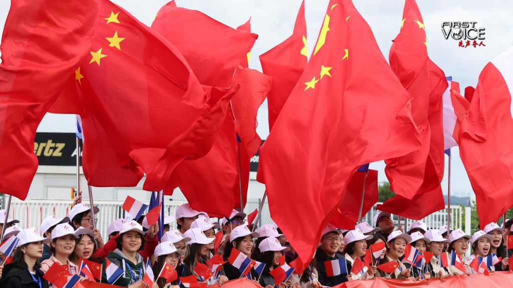 People welcome Chinese President Xi Jinping in Paris, France, May 5, 2024. /Xinhua