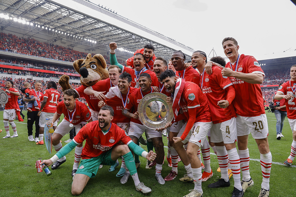Players of PSV Eindhoven celebrate after winning the 2023-24 Eredivisie title at the Philips Stadion in Eindhoven, the Netherlands, May 5, 2024. /CFP