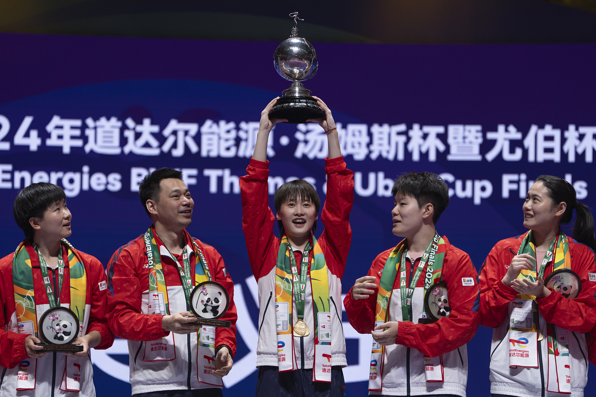 China's Chen Yufei holds up the Uber Cup after beating Indonesia in Chengdu, China, May 5, 2024. /CFP