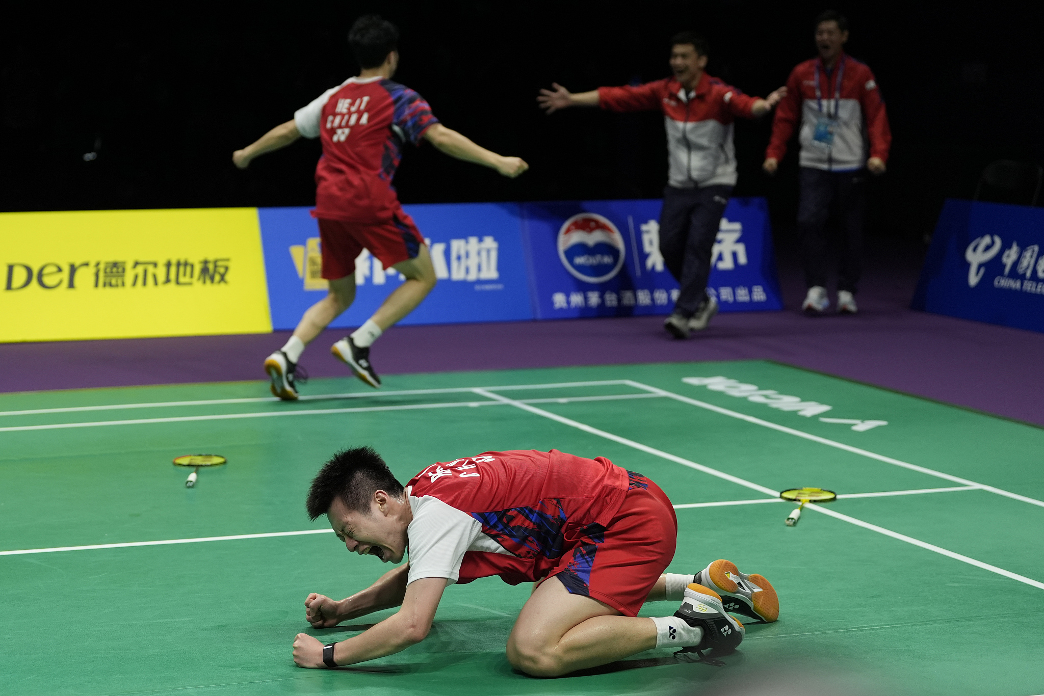 China's Ren Xiangyu kneels down to celebrate winning the Thomas Cup in Chengdu, China, May 5, 2024. /CFP