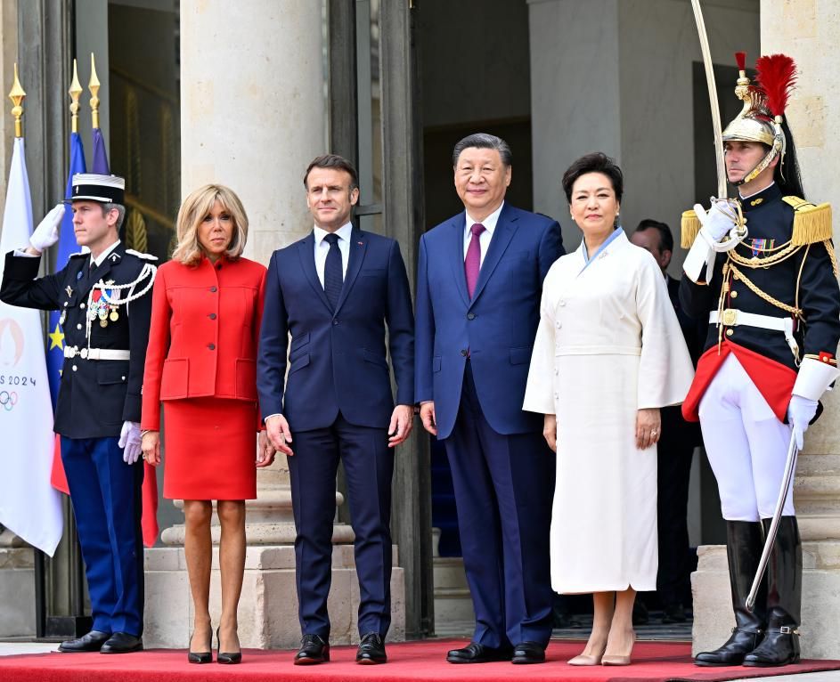 Chinese President Xi Jinping and his wife Peng Liyuan pose for a group photo with French President Emmanuel Macron and his wife Brigitte Macron in Paris, France, May 6, 2024. /Xinhua