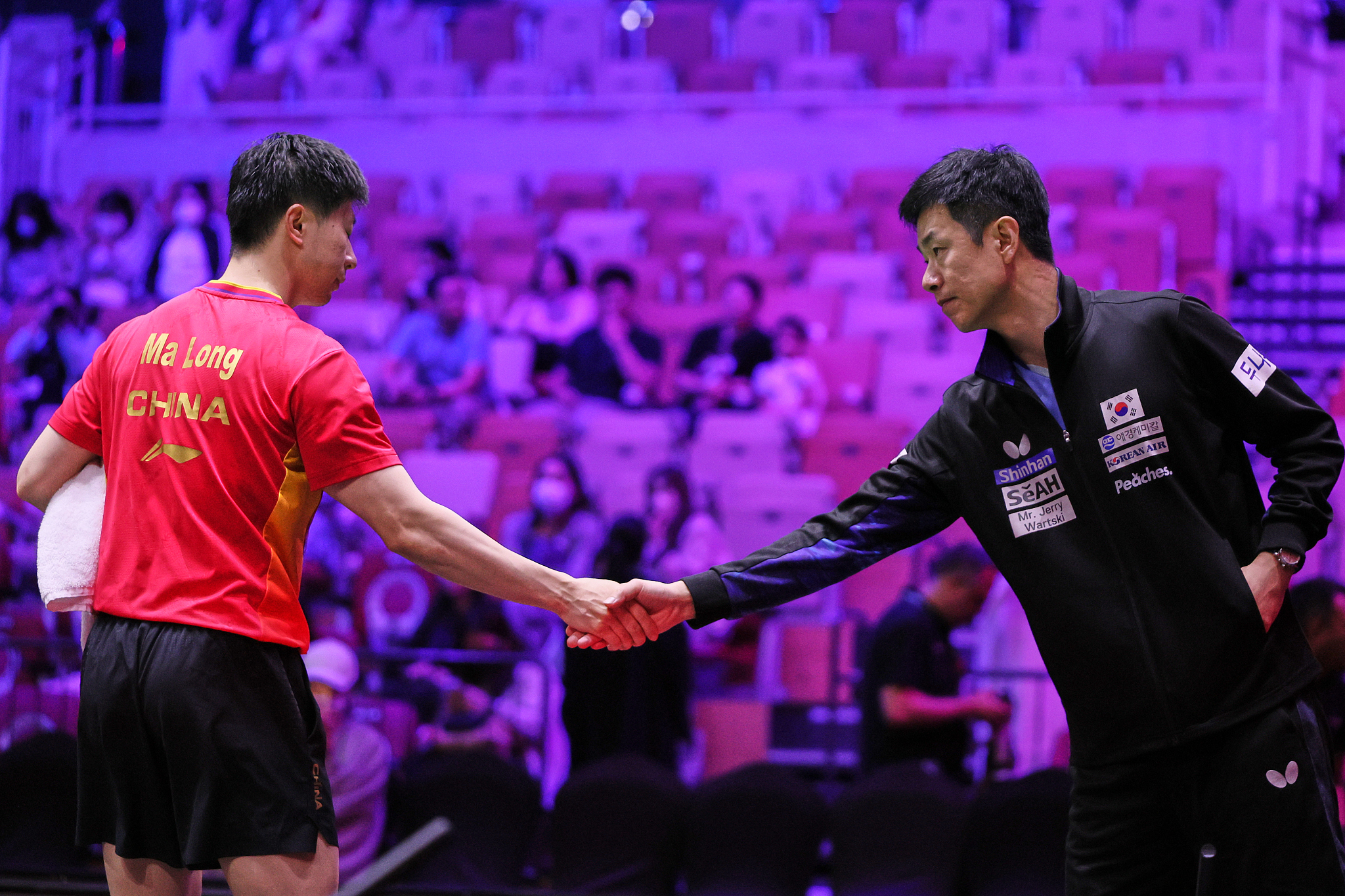 Ma Long (L) of China shakes hands with Jang Woo-jin of South Korea during the WTT Saudi Smash in Jeddah, Saudi Arabia, May 6, 2024. /CFP