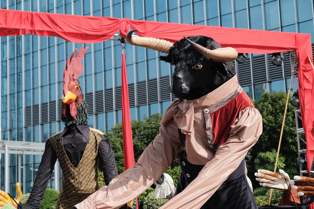Members of the French street theater company Archibald Caramantran perform at a square in Changsha, Hunan Province, May 6, 2024. /IC