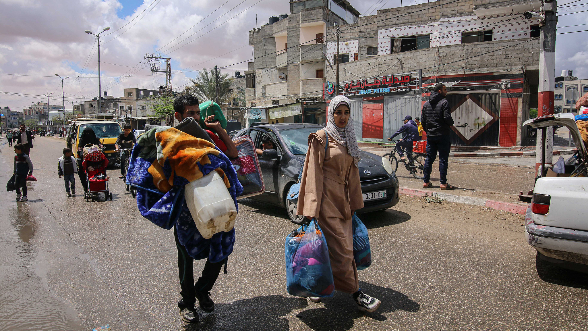 Palestinians flee following Israeli army orders to evacuate the eastern side of the city, ahead of military operations in Rafah, Gaza, May 6, 2024. /CFP