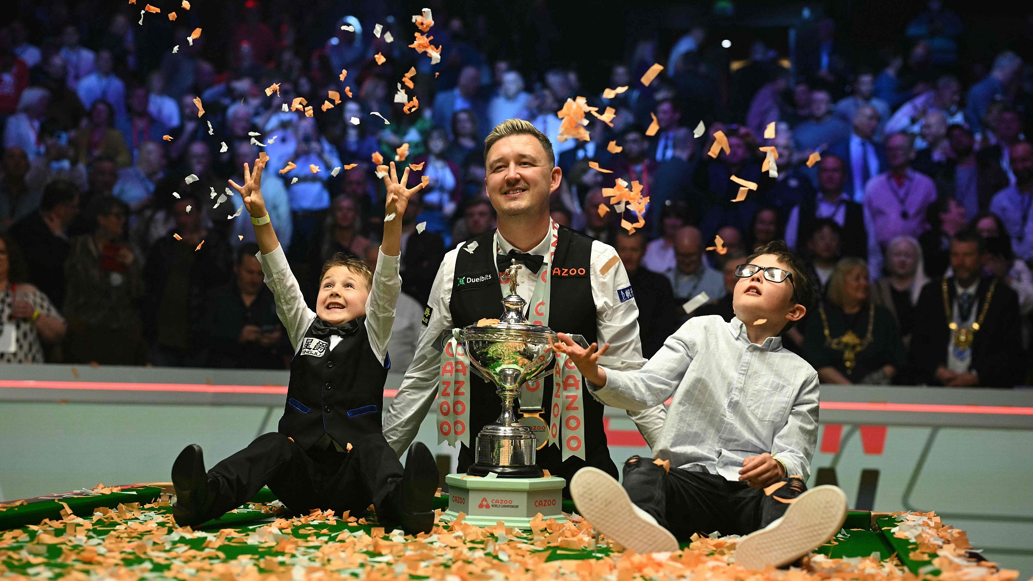 England's Kyren Wilson poses with the trophy and his sons Bailey (L) and Finley (R) after winning the World Snooker Championship final in Sheffield, England, May 6, 2024. /CFP