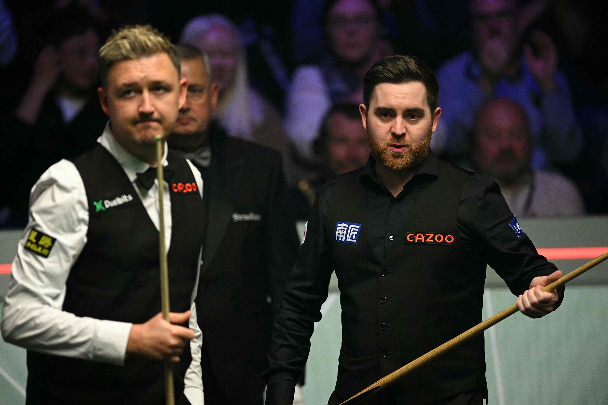 Wales' Jak Jones (R) and England's Kyren Wilson (L) during the World Snooker Championship final in Sheffield, England, May 6, 2024. /CFP