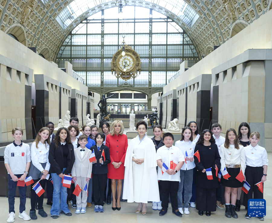 Peng Liyuan, wife of Chinese President Xi Jinping, and Brigitte Macron, wife of French President Emmanuel Macron, visit the Orsay Museum in Paris, France, May 6, 2024. /Xinhua