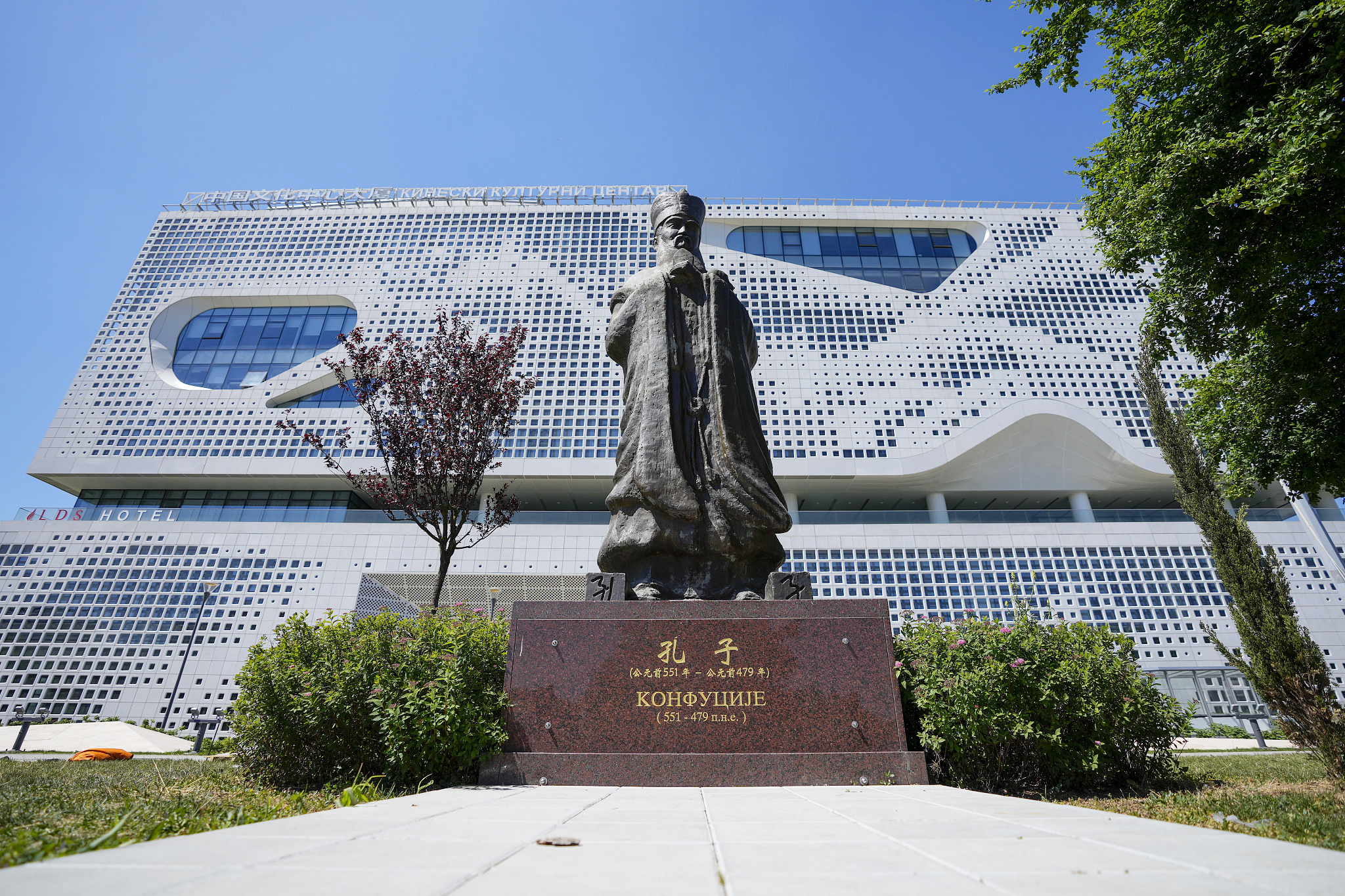 A statue of Confucius stands in front of the Chinese Cultural Center in Belgrade, Serbia on April 29, 2024. /CFP