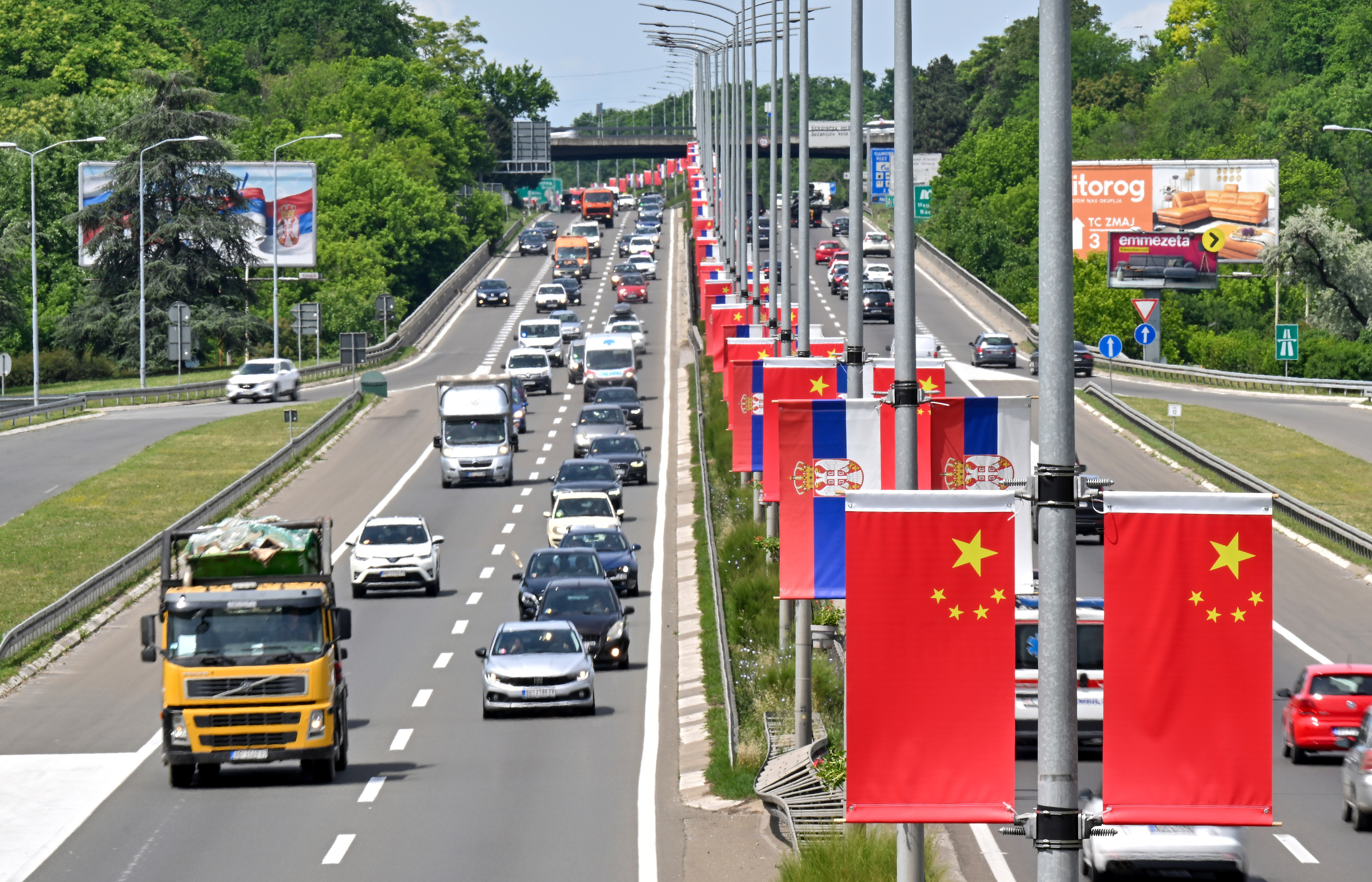 The national flags of China and Serbia along a highway ahead of the state visit of Chinese President Xi Jinping in Belgrade, Serbia, May 7, 2024. /CFP