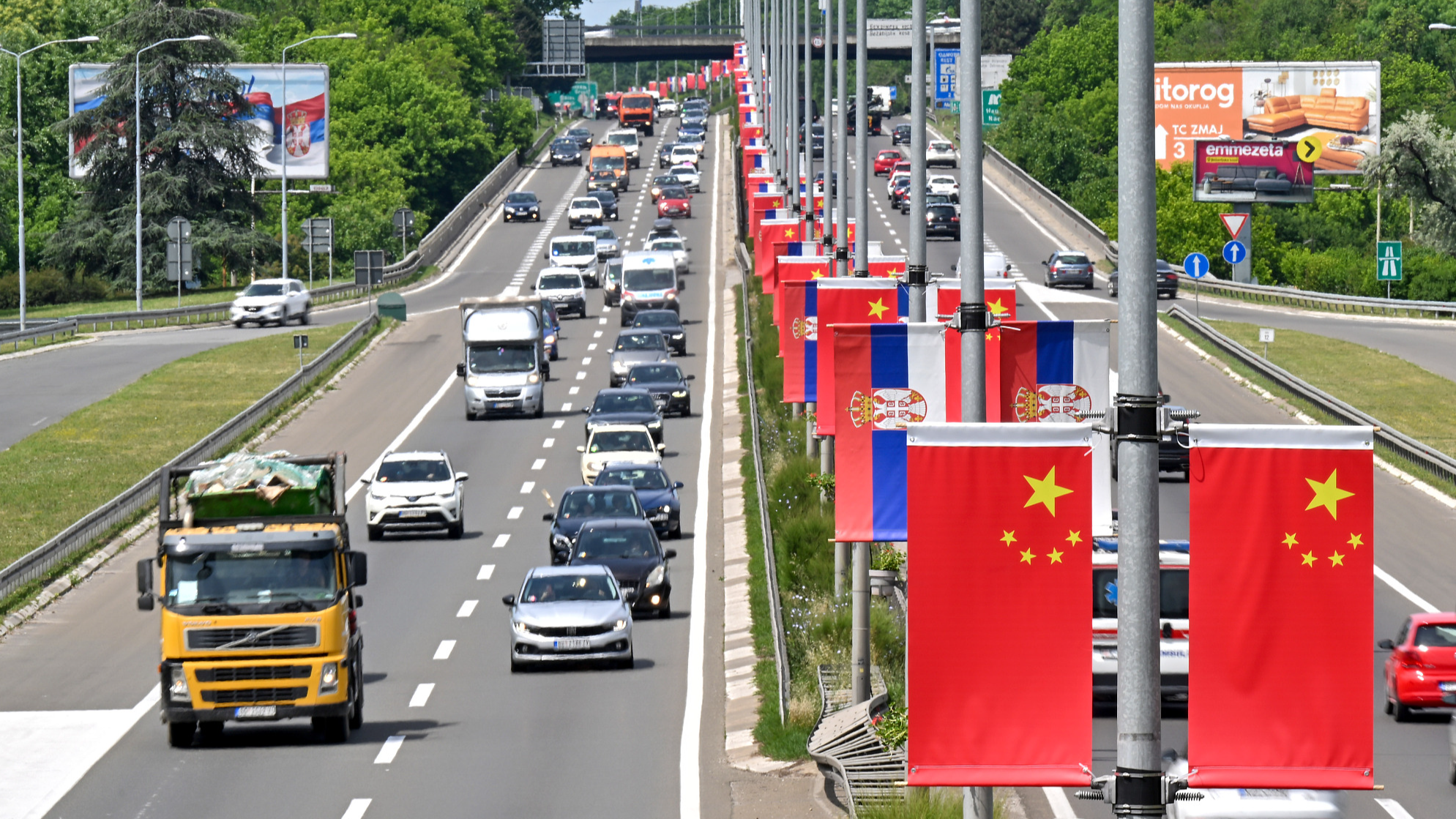 The national flags of China and Serbia along a highway ahead Chinese President Xi Jinping's state visit in Belgrade, Serbia, May 7, 2024. /CFP