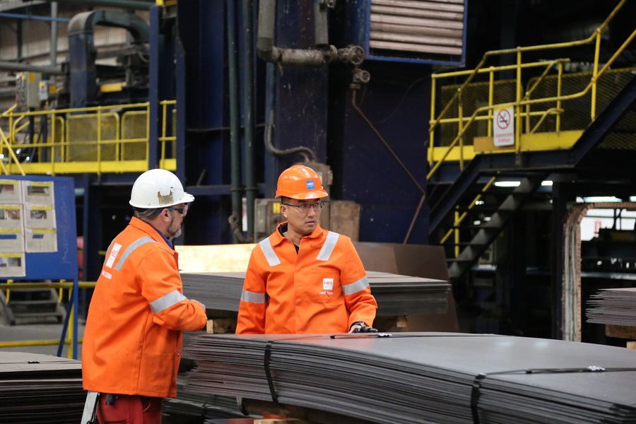 A Serbian worker (L) talks with a Chinese engineer at a workshop of HBIS Serbia in Smederevo, Serbia, October 10, 2019. /Xinhua