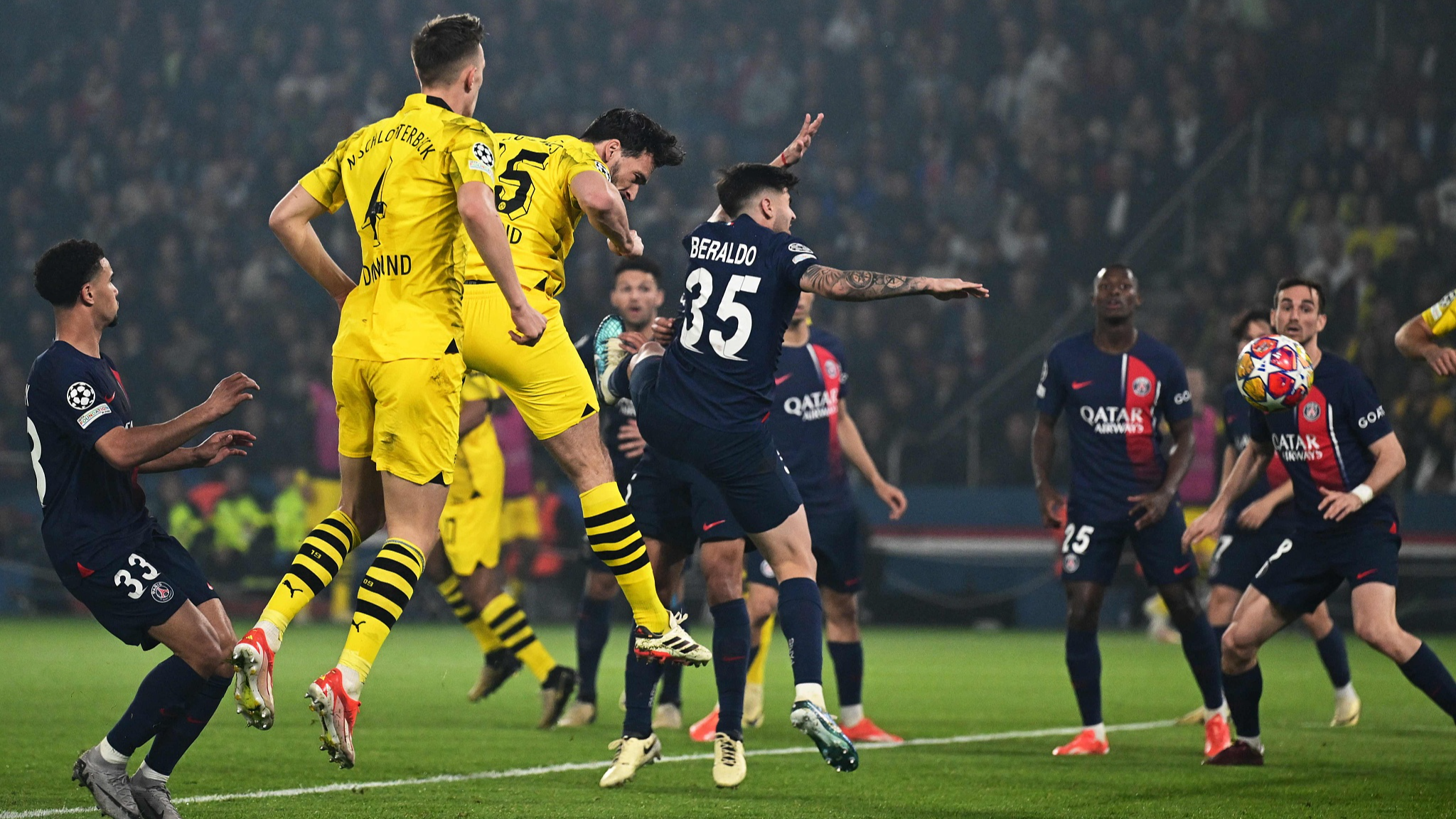 Borussia Dortmund's Mats Hummles (#15) heads in the lone goal against PSG in their Champions League semi-final second-leg clash in Paris, France, May 7, 2024. /CFP