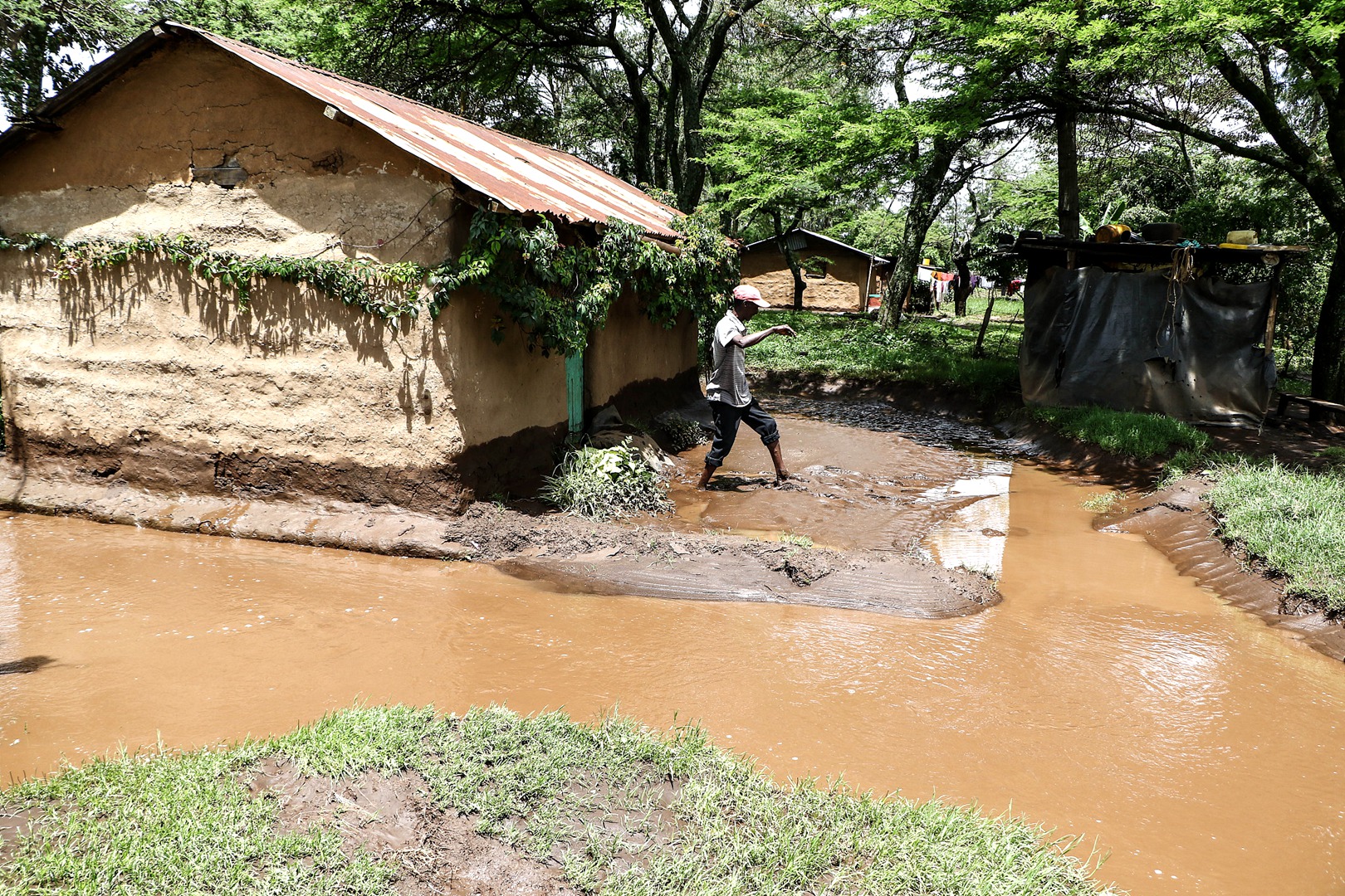 A man leaves his house fearing it may be submerged following increased rainfall that has claimed the lives of over 200 people and destroyed a lot of property in Kenya, May 3, 2024. /CFP