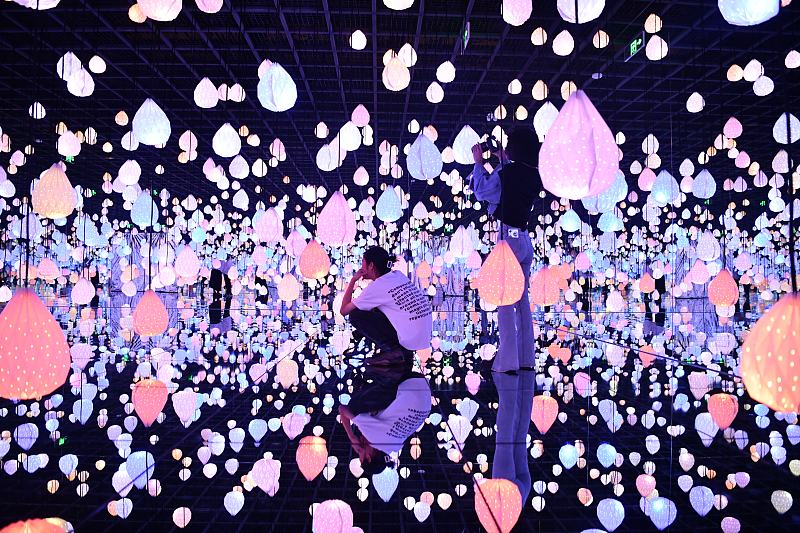 People visit an exhibition at the ARTE Gallery, an immersive art space in Eastern Suburb Memory, Chengdu City, Sichuan Province. /CFP