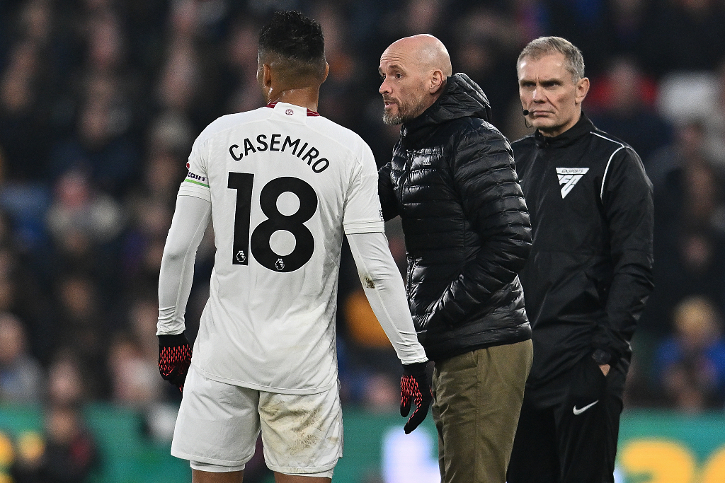 Erik ten Hag (C), manager of Manchester United, talks to his player Casemiro (L) during the Premier League game against Crystal Palace at Selhurst Park in London, England, May 6, 2024. /CFP