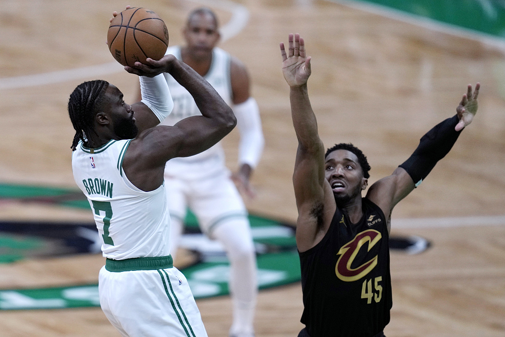 Jaylen Brown (#7) of the Boston Celtics shoots in Game 1 of the NBA Eastern Conference semifinals against the Cleveland Cavaliers at TD Garden in Boston, Massachusetts, May 7, 2024. /CFP