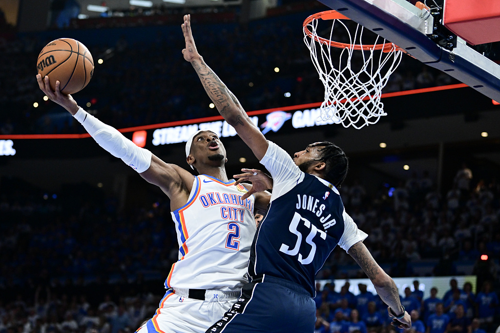 Shai Gilgeous-Alexander (#2) of the Oklahoma City Thunder drives toward the rim in Game 1 of the NBA Western Conference semifinals against the Dallas Mavericks at Paycom Center in Oklahoma City, Oklahoma, May 7, 2024. /CFP