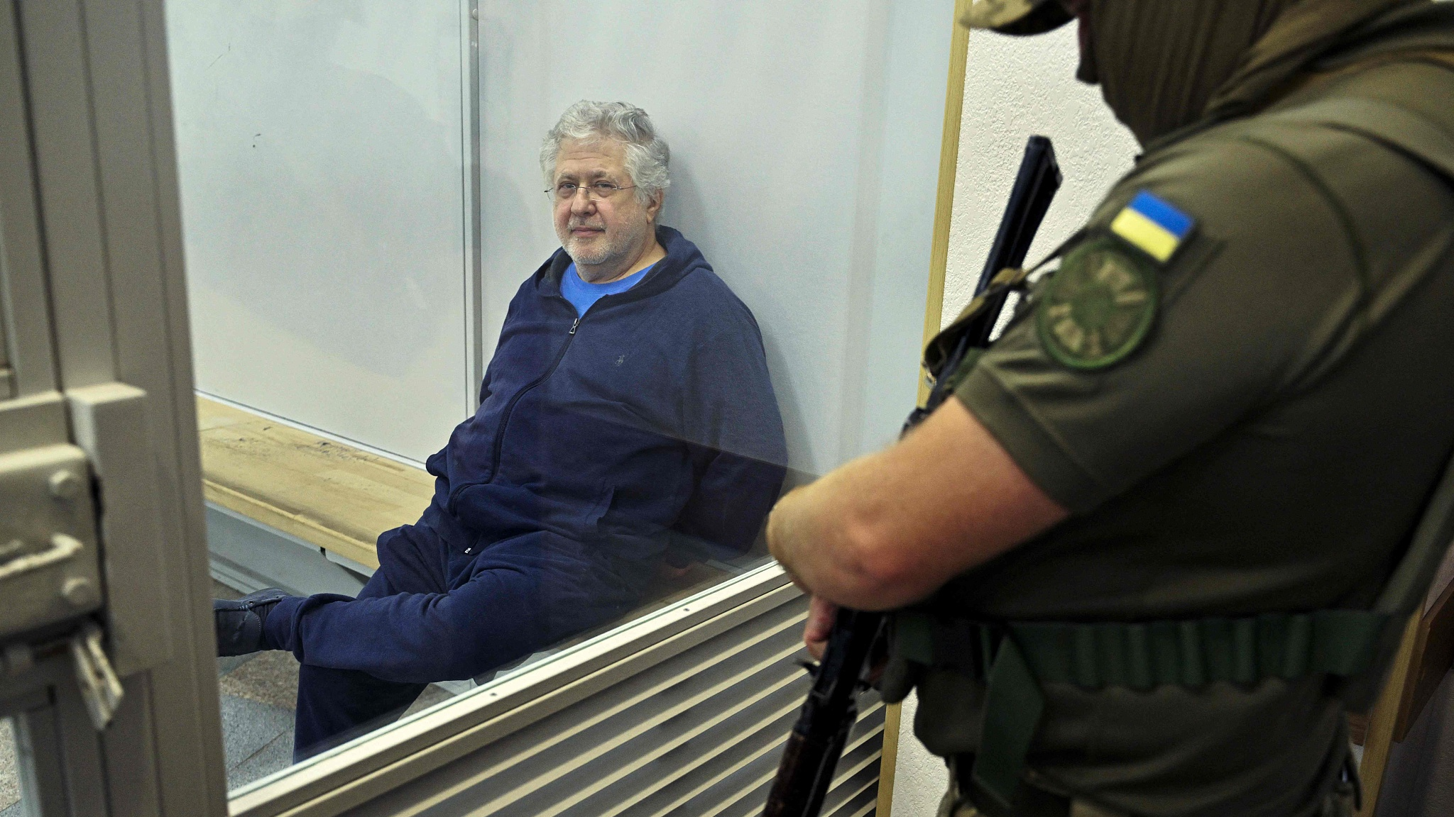 Ukrainian billionaire businessman Igor Kolomoisky (L) sits in the box during his appeal hearing in Kyiv Court of Appeal, September 25, 2023. /CFP
