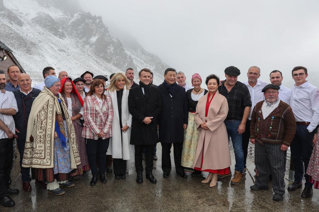 Chinese President Xi Jinping and his wife Peng Liyuan pose for a group photo with French President Emmanuel Macron and his wife, Brigitte Macron, and local villagers, Col du Tourmalet, the department of Hautes-Pyrénées, southwestern France, May 7, 2024. /Xinhua