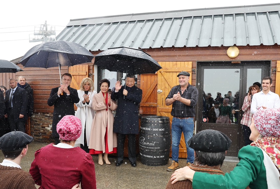 French President Emmanuel Macron, Madame Brigitte Macron, Chinese President Xi Jinping and Peng Liyuan watch a performance of the shepherd's dance by local villagers, Col du Tourmalet, the department of Hautes-Pyrénées, southwestern France, May 7, 2024. /Xinhua