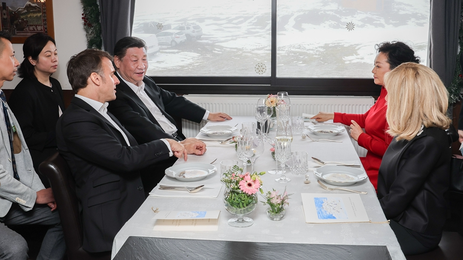 Chinese President Xi Jinping and his wife Peng Liyuan talk with French President Emmanuel Macron and his wife Madame Brigitte Macron, Col du Tourmalet, the department of Hautes-Pyrénées, southwestern France, May 7, 2024. /Xinhua