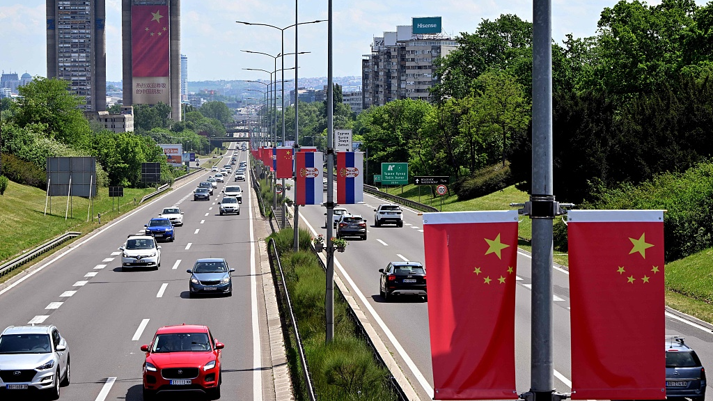 Motorists drive past Serbian and Chinese flags along a highway leading into Belgrade, Serbia, May 6, 2024. /CFP