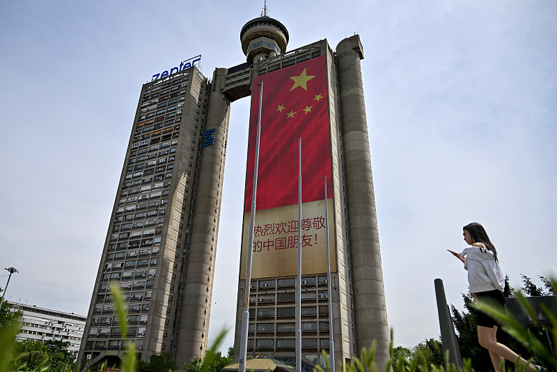 A giant national flag of China on the Western City Gate skyscraper in Belgrade, Serbia, May 7, 2024. /CFP