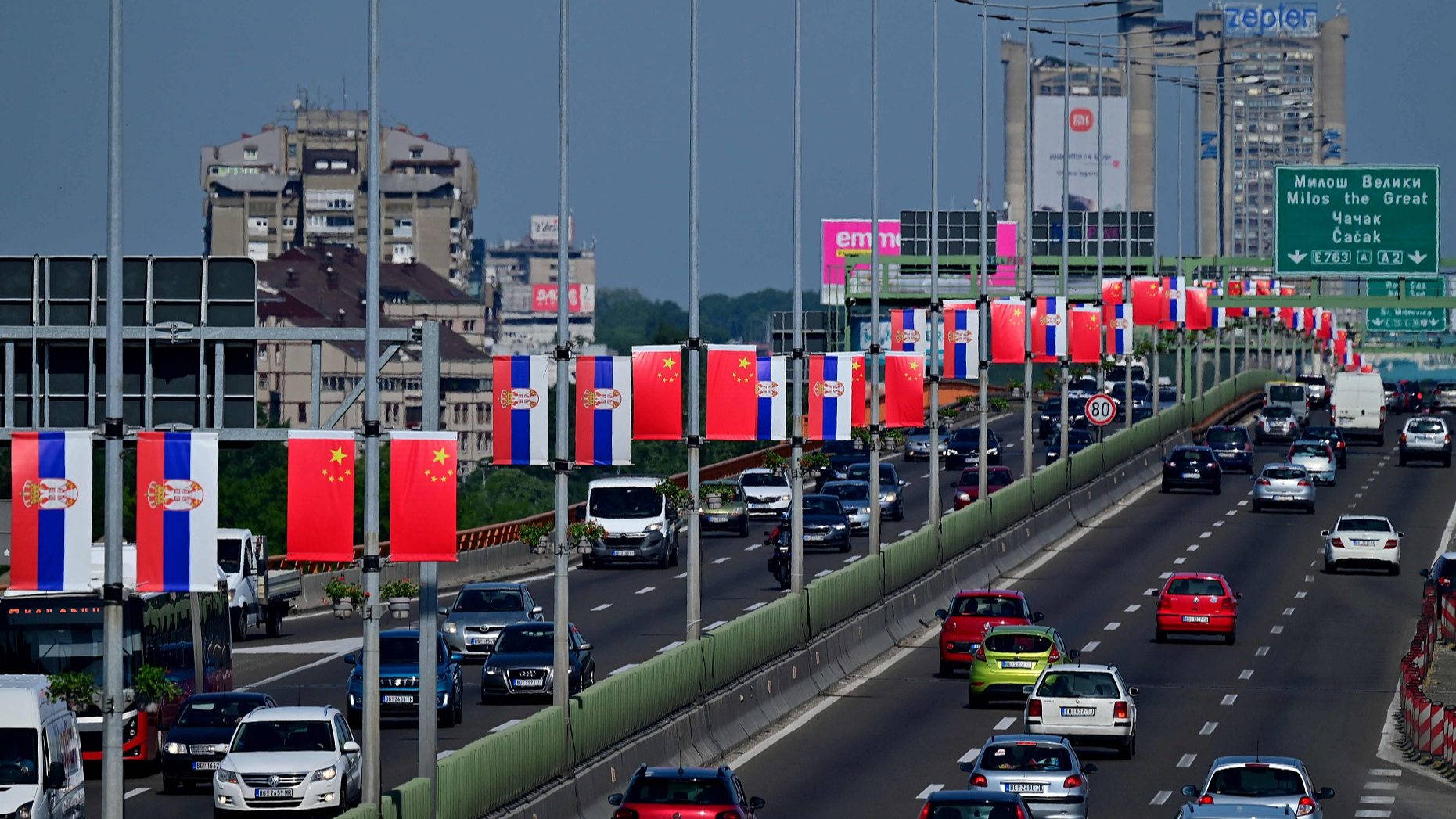 Chinese and Serbian flags seen along a highway in Belgrade, Serbia, May 6, 2024. /CFP