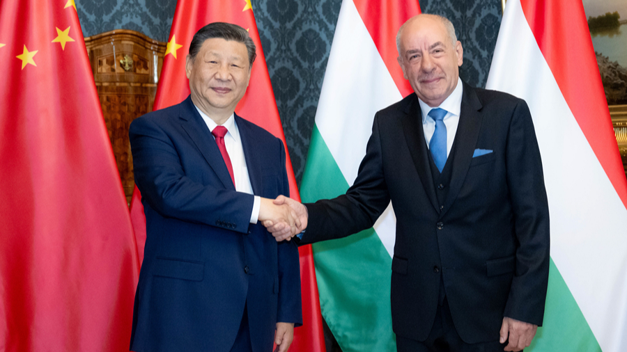 Chinese President Xi Jinping (L) meets with Hungarian President Tamas Sulyok in Budapest, Hungary, May 9, 2024. /Xinhua
