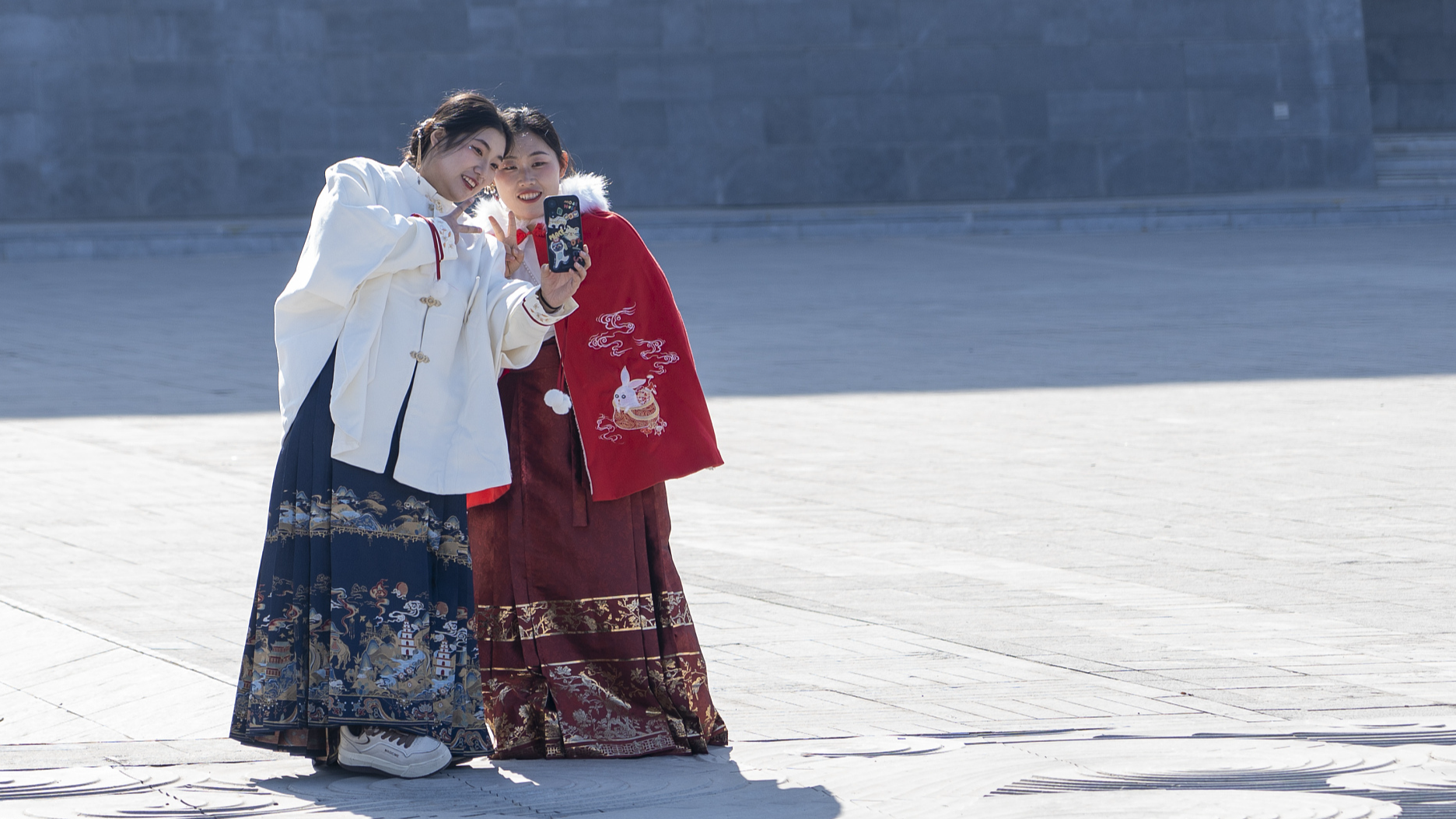 A file photo shows tourists wearing mamianqun in Luoyang, Henan Province. /CFP