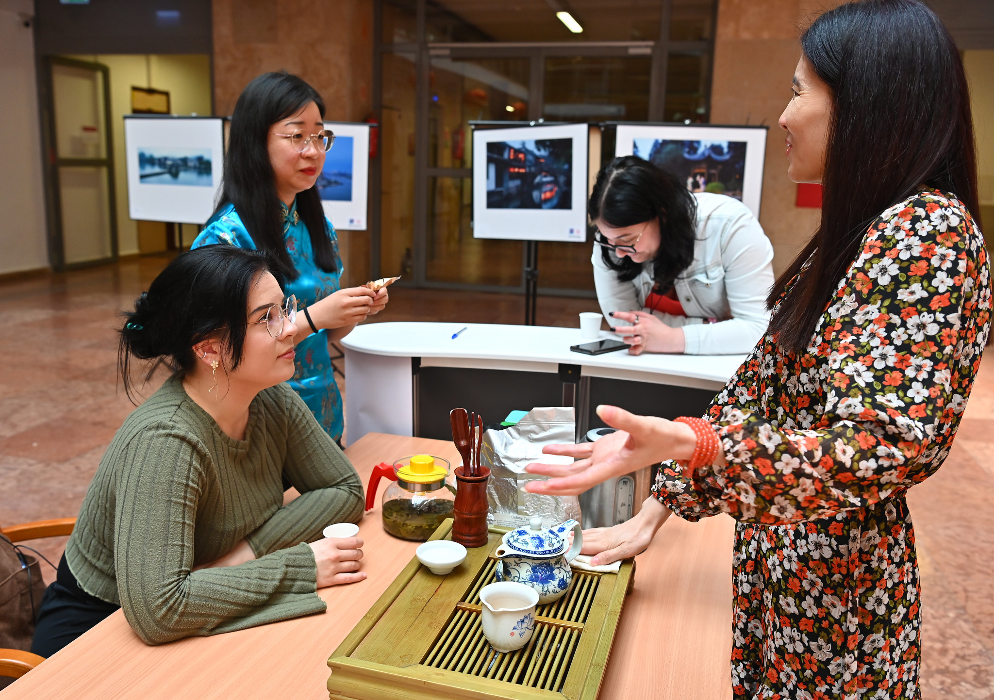 Flóra Tóth (sitting) drinks tea with teachers from the Confucius Institute during the first 